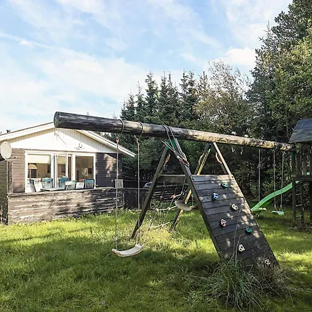 5 Person In Hals-by Traum *