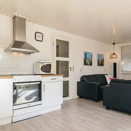 5 Person In Hals-by Traum * Hals