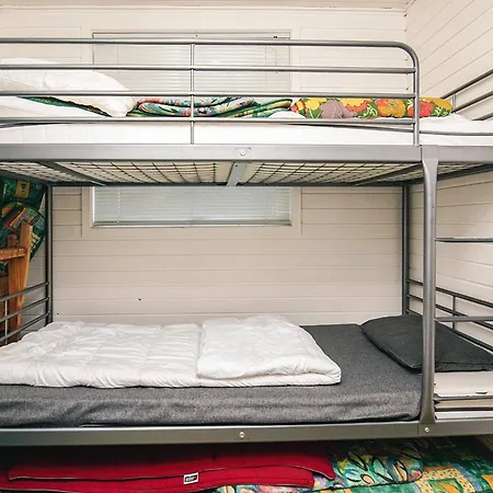 5 Person In Hals-by Traum *