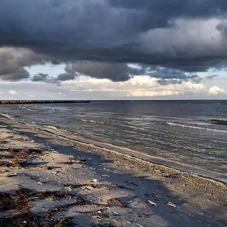 5 Person In Hals-by Traum * Hals